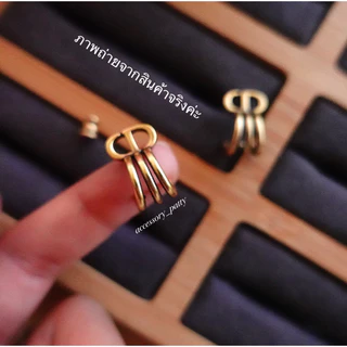 💛ต่างหูCd รุ่นD17 tri-line earrings สีแอนทีคค่ะ รุ่นนี้ใส่สวยมส่ง่ายเข้าได้ทุกลุคค่ะ หยิบใช้ได้บ่อยค่ะ