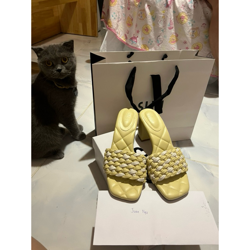 รองเท้า SHU มือสอง ใส่ครั้งเดียว