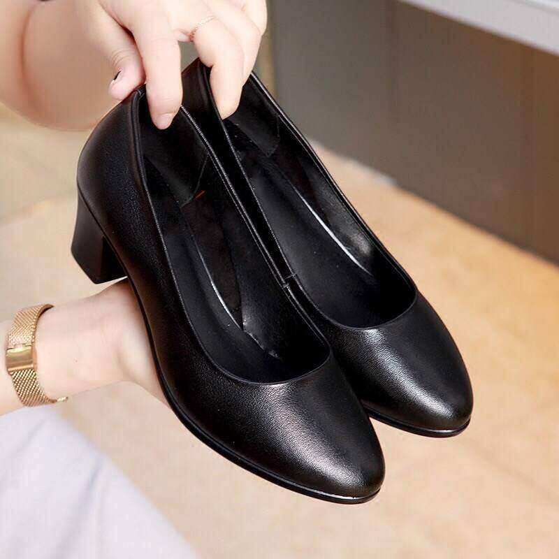ผู้หญิง รองเท้าส้นสูงหนังมืออาชีพ นิ้วเท้าชี้ ส้นกลาง 4CM เหมาะสำหรับทุกฤดูกาล การเดินทางก็คุ้มค่าที่จะซื้อ