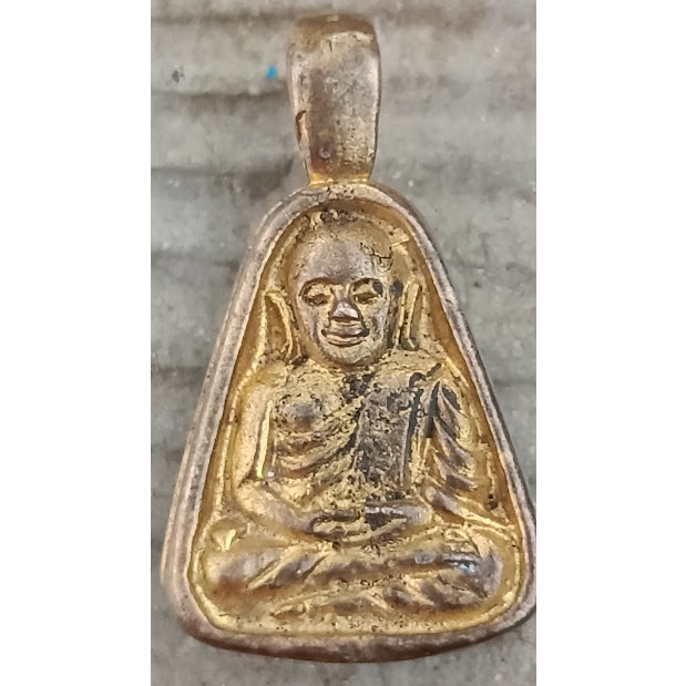 เหรียญจอบเล็กหลวงพ่อเงิน วัดบางคลาน จ.พิจิตร รุ่นพิเศษปี35 เนื้อเหลืองขัดเงา(368)