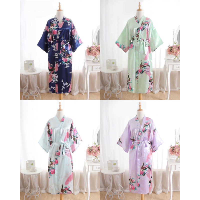(ร้านส่ง) ชุดคลุมกิโมโนใส่นอนผ้าซาติน ขนาดฟรีไซส์ ลายนกยูง โทนสีอ่อน เนื้อผ้าใส่สบายมากคะ