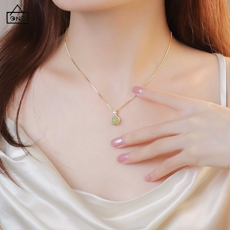 COD❤️สร้อยคอจี้หยกหรูหราเกาหลีละเอียดอ่อนโซ่ไหปลาร้าโกลเด้นแฟชั่นระดับไฮเอนด์เครื่องประดับสำหรับผู้หญิงของขวัญ-a.one