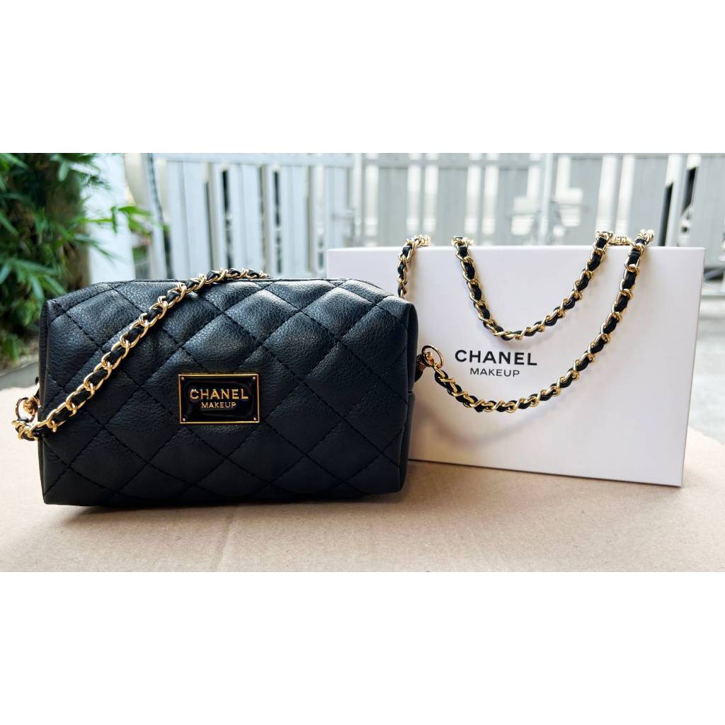 มีโซ่ + Chanel Makeup Bag กระเป๋าหนังดำ ชมพูเข้ม ของแท้ ล้าน% ได้มาจากช็อป ต้องซื้อของครบ 50,000 บาท ได้ 1 ใบ มีกล่องครบ