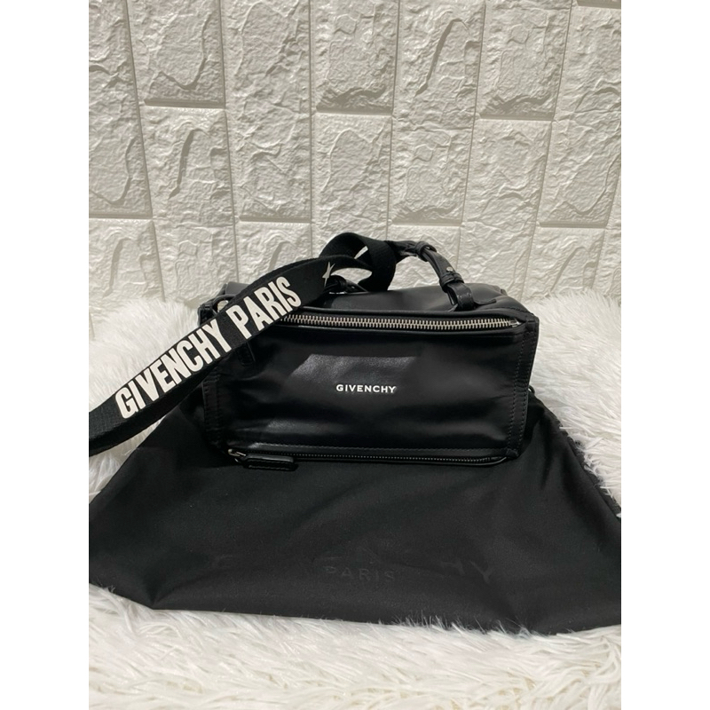 Givenchy Pandora mini Shoulder Bag Crossbody Bag Calfskin Leather Black  สภาพสวยยย ทรงดี หนังยังหอม  มาพร้อมถุง