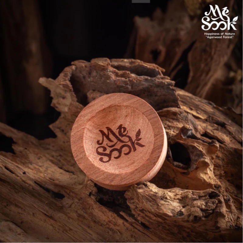 ตลับไม้หอมกฤษณา ใช้หยด Essential Oil ไว้ในรถ มีแม่เหล็กยึดติดด้านหลัง ให้กลิ่นหอม