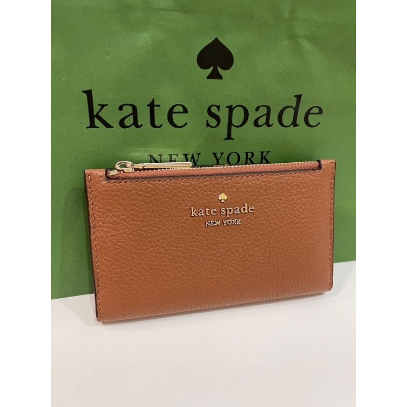 กระเป๋าใส่บัตร ใส่เหรียญได้ มี 2สี สีดำ /สีน้ำตาล

#กระเป๋าสตางค์ #Kate Spade Leila Small Slim
