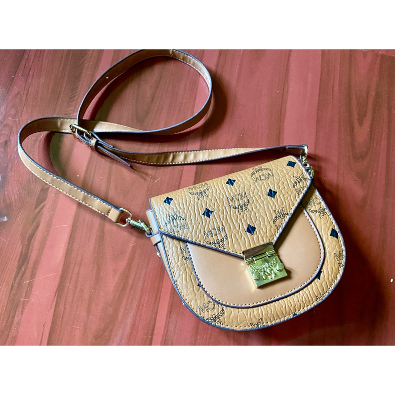 กระเป๋าสะพายข้าง MCM