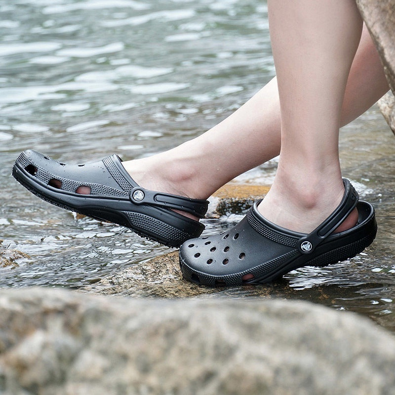 「จัดส่งในกรุงเทพฯ」Crocs CLASSIC CLOG รองเท้าแตะ หัวโต รองเท้าไปทะเล เหมาะกับเดินชายหาด สไตล์คลาสสิก สําหรับผู้ชาย และผู้