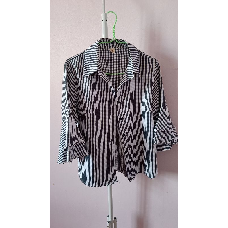 เสื้อเชิ้ตมือสองแขนระบายสองชั้นลายสก๊อตสีขาวกรม อก 38 นิ้ว