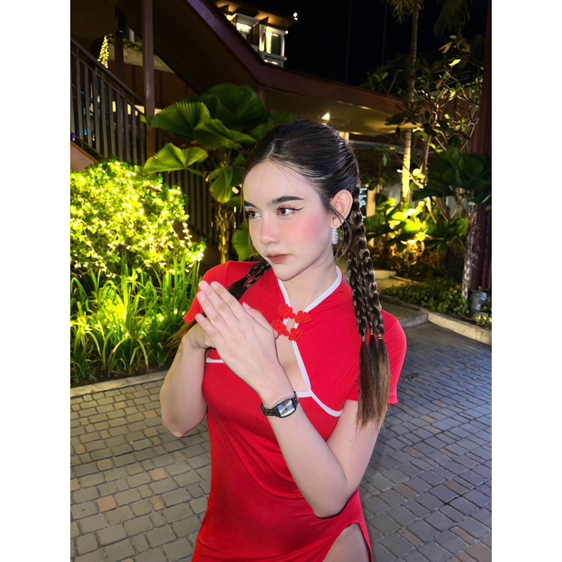 ชุดเดรสกี่เพ้าสีแดง มินิเดรสตรุษจีน ผ่าข้างแอบแซ่บเบาๆ ผ้าเรย่อน นุ่มยืด แต่งอะไหล่อย่างดี - รูปที่ 6