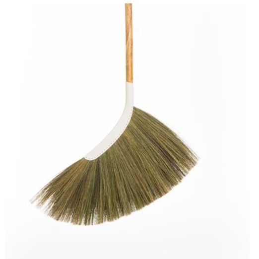 ไม้กวาดดอกหญ้า SWEEPY งานฝีมือ น้ำหนักเบา ความยาวพอดี และเป็นทรงแบบไม้ฮอกกี้ ใช้งานได้นาน