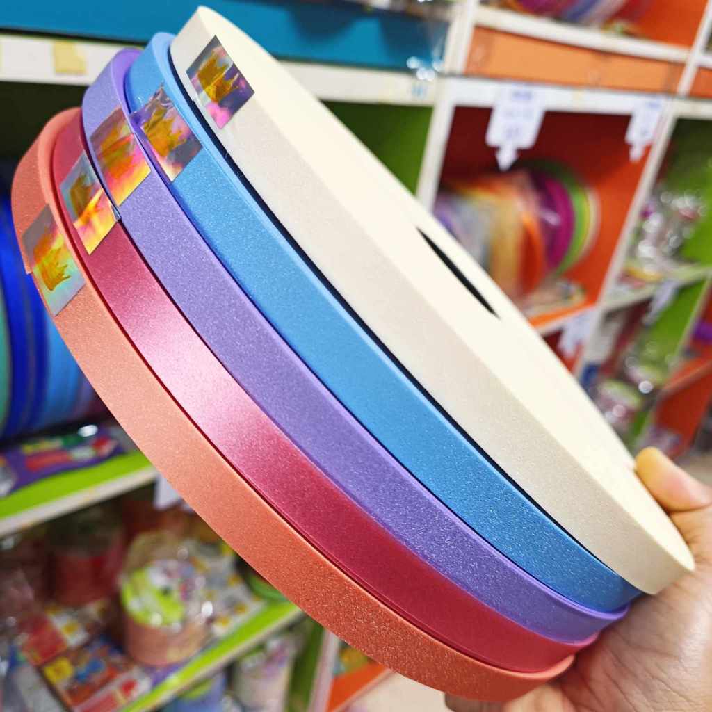 ริบบิ้นกากเพชรทึบละเอียดตรามงกุฎ ม้วนใหญ่ ยาว 270 หลา ขนาด 12 mm. พับเหรียญโปรยทาน (ราคาต่อม้วน)