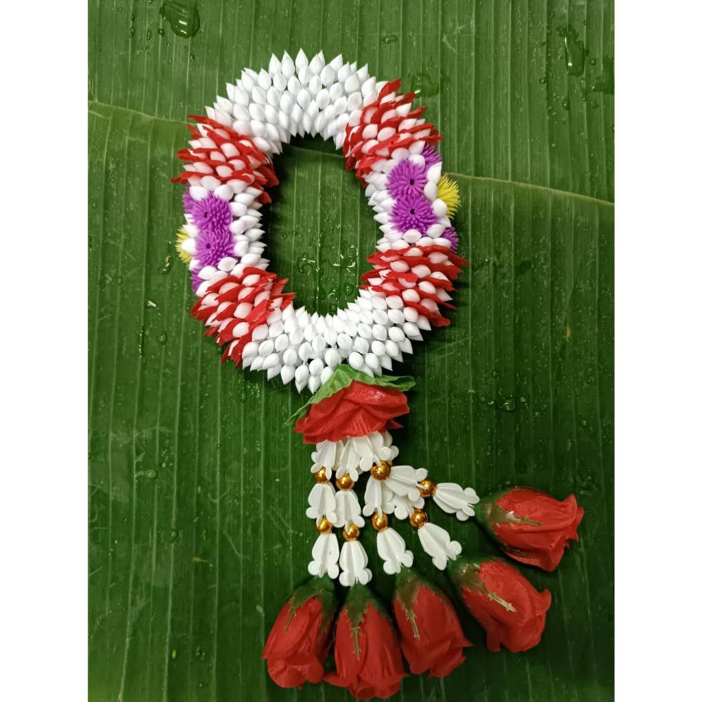พวงมาลัยชายกุหลาบสีแดงสดใส นำมาใช้ในงานพิธีเสริมมงคล ใช้งานมงคลสมรสวันแม่และใช้คล้องข้อมือ หรือห้อยแขวนหน้ารถยนต์