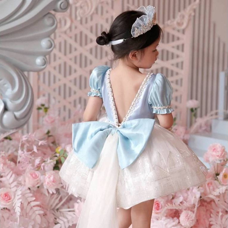 ชุดราตรีเด็กผู้หญิง หางลากยาว โบว์ใหญ่ที่ด้านหลัง ชุดเจ้าหญิงเอลซ่า สีฟ้า ชุดดรัมเมเยอร์เด็ก เดรสออกงานเด็ก ชุดแฟนซีเด็ก