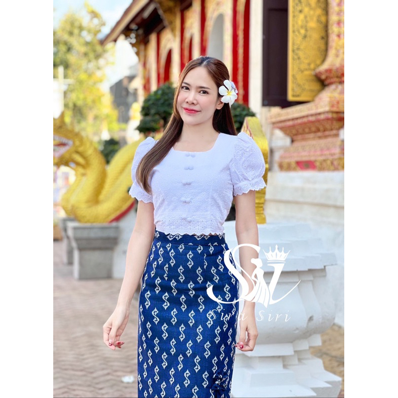 ชุดไทย Sira Siri เสื้อคอตตอน คอเหลี่ยม แขนตุ๊กตา แต่งกระดุมคู่ด้านหน้า ผ้าถุงสำเร็จรูป ผ้าฝ้ายทอลาย มีซิปหลัง อัดกาว