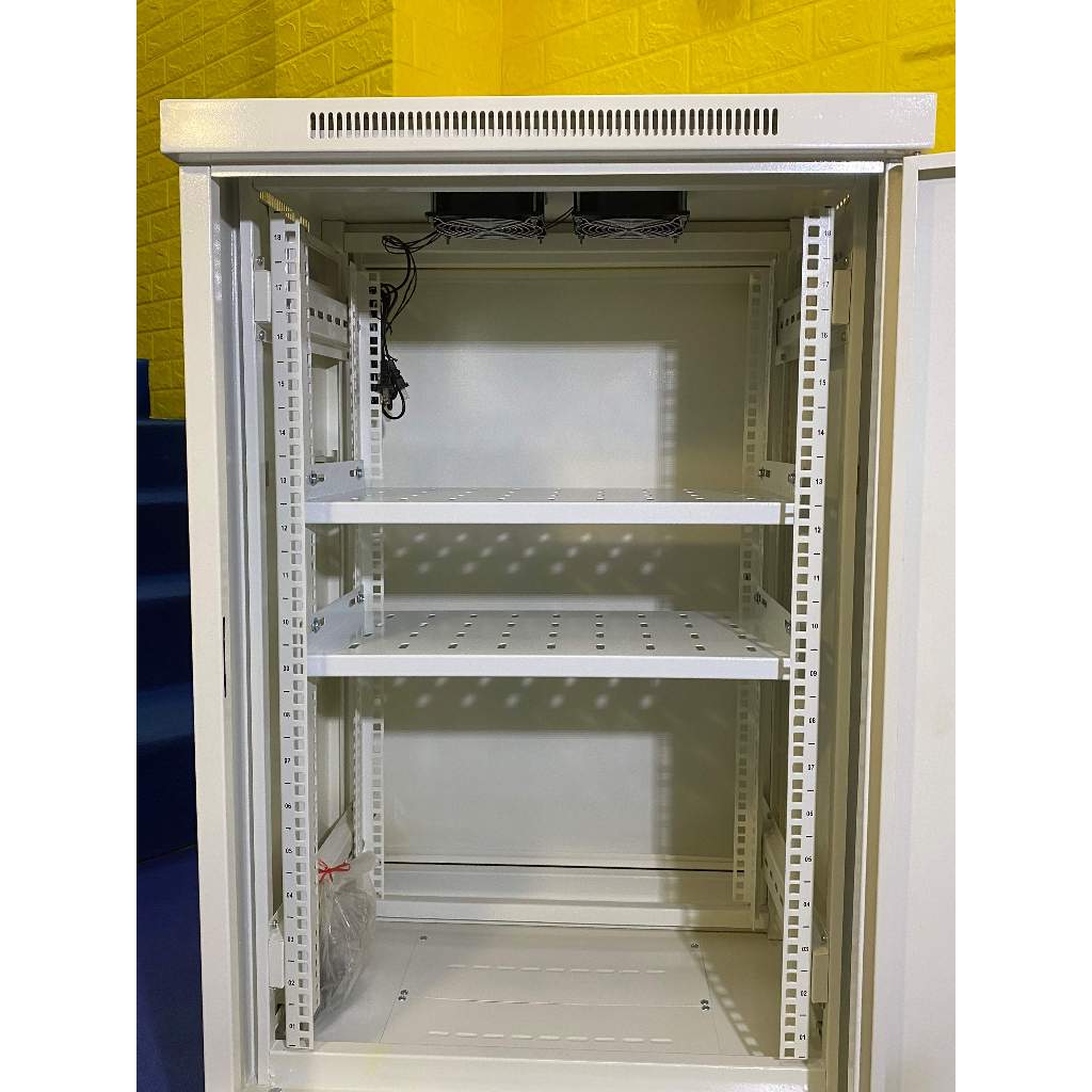 ตู้แร็ค Network Cabinet 19" ขนาด 22U ลึก 60 ซม.แถมฟรีพัดลม 2 ตัว ถาดรองอุปกรณ์ 2 ชิ้น ประกอบให้แล้วพร้อมใช้งาน