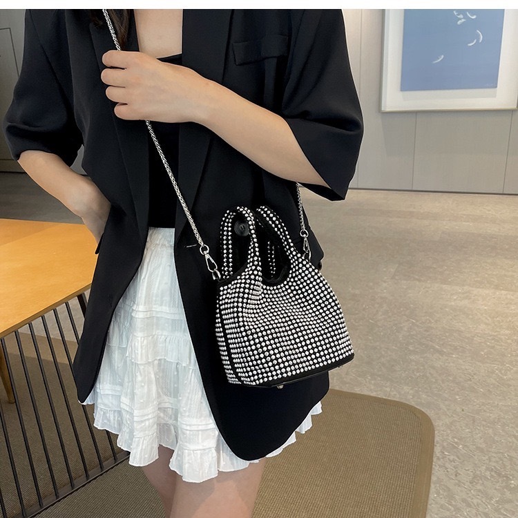 (พร้อมส่ง ) กระเป๋าเพชรทรงถุง งานดี งานสวยจึ้งสุดๆ กระเป๋าสะพายข้าง น่ารักตัวแม่!!! มีสายยาวให้ สายโซ่