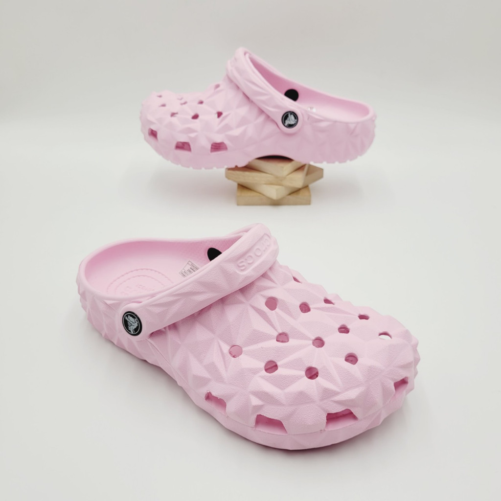 รองเท้าลำลองแฟชั่น สไตล์ Crocs Classic Lined Geometric Clog