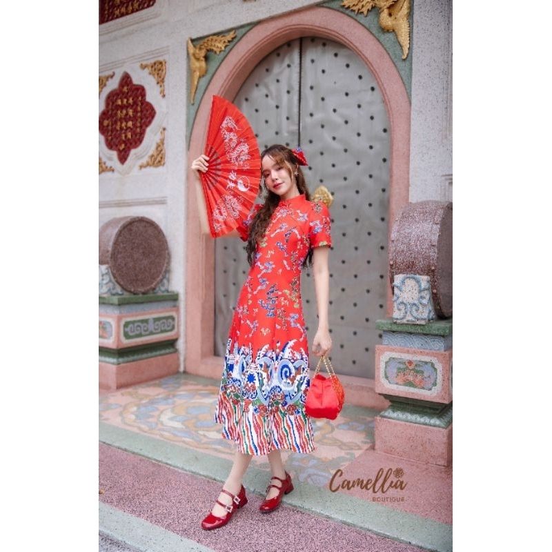 กี่เพ้าแดงรับทรัพทย์ camellia เดรสกี่เพ้าคอจีน แต่งกระดุมที่ช่วงอก งานพิมลายผ้าสวยมาก+ กิ๊ฟติดผม ลายเดียวกับชุด