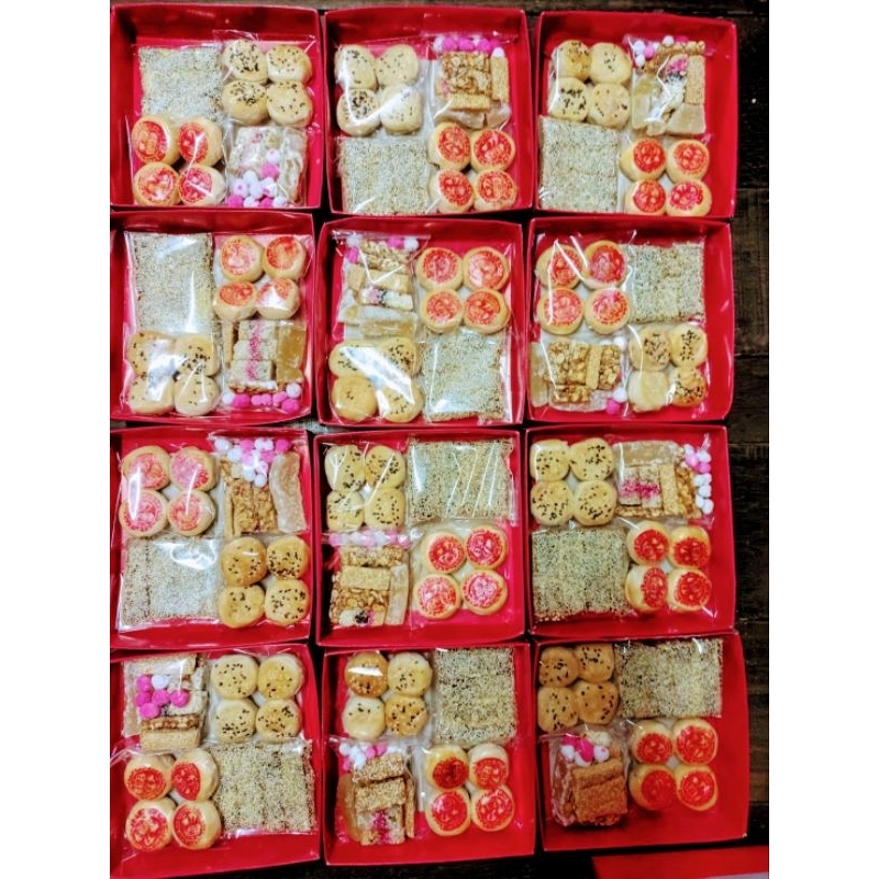ขนมแต่งงาน4อย่าง ไว้สำหรับแจกญาตผู้ใหญ่  ขนมเปี๊ยะไส้ฟัก ไส้ถั่ว ไส้เค็ม อาจจะจัดขนมเปี๊ยะไม่เหมือนตามแบบ มีหลายไส้