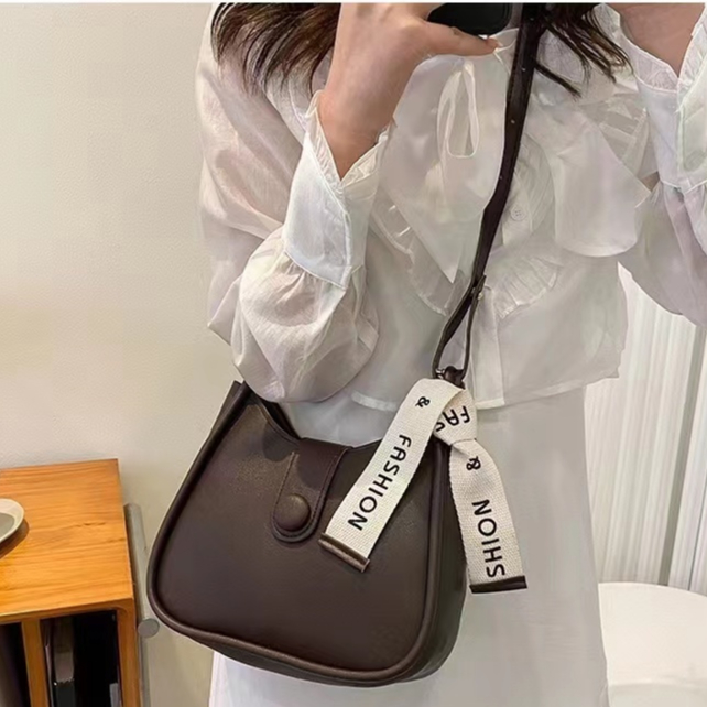 กระเป๋าแฟชั่น สะพายข้างผู้หญิง งานหนังพียูใบใหญ่สะพายสวย