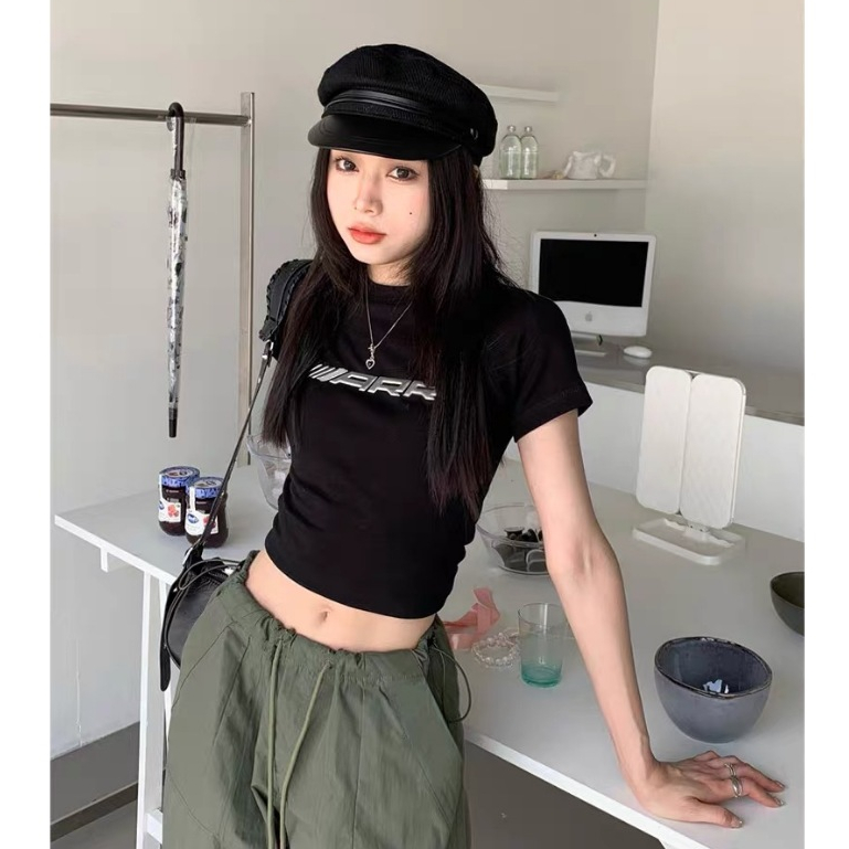 พร้อมส่ง เสื้อยืดแขนสั้นแบบใหม่ สไตล์เกาหลี เสื้อผ้าแฟชั่นผ้านิ่มใส่สบาย เสื้อเซ็กซี่น่ารัก ดำและขาว สําหรับผู้หญิง
