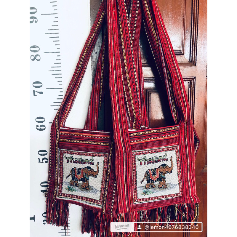 กระเป๋าย่ามสีแดงสดขนาด9*9นิ้วมีซิปด้านบนมีซับในคละลายช้างใบละ30บาท