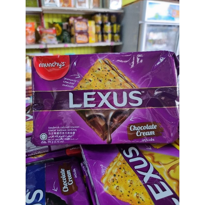 Munchy's Lexus cracker biscuits แครกเกอร์แซนด์วิชครีมช็อก
