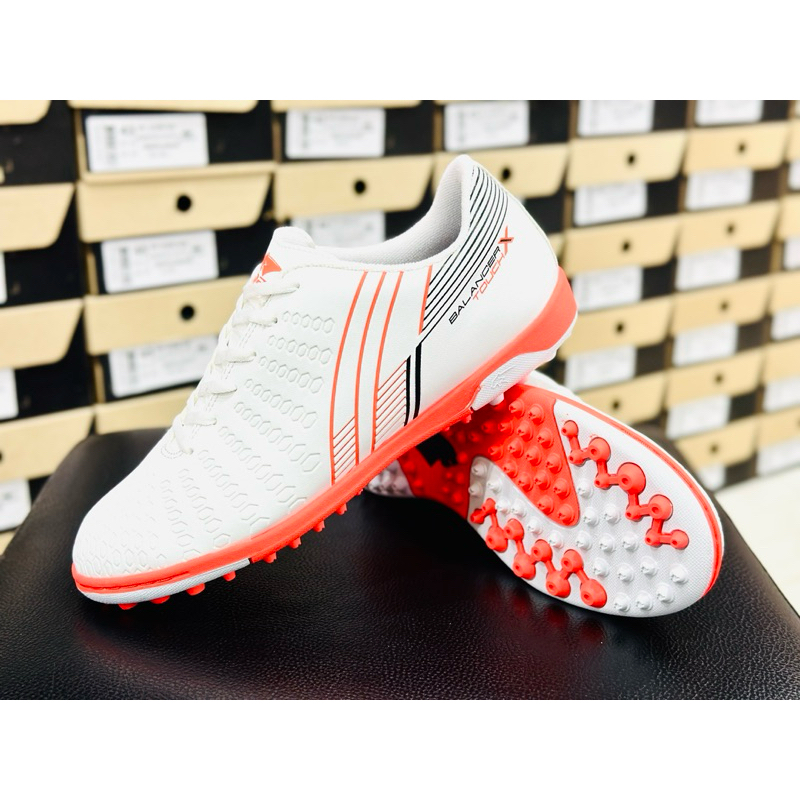 รองเท้าฟุตบอล 100ปุ่มสำหรับเด็ก เล่นสนามหญ้าเทียม