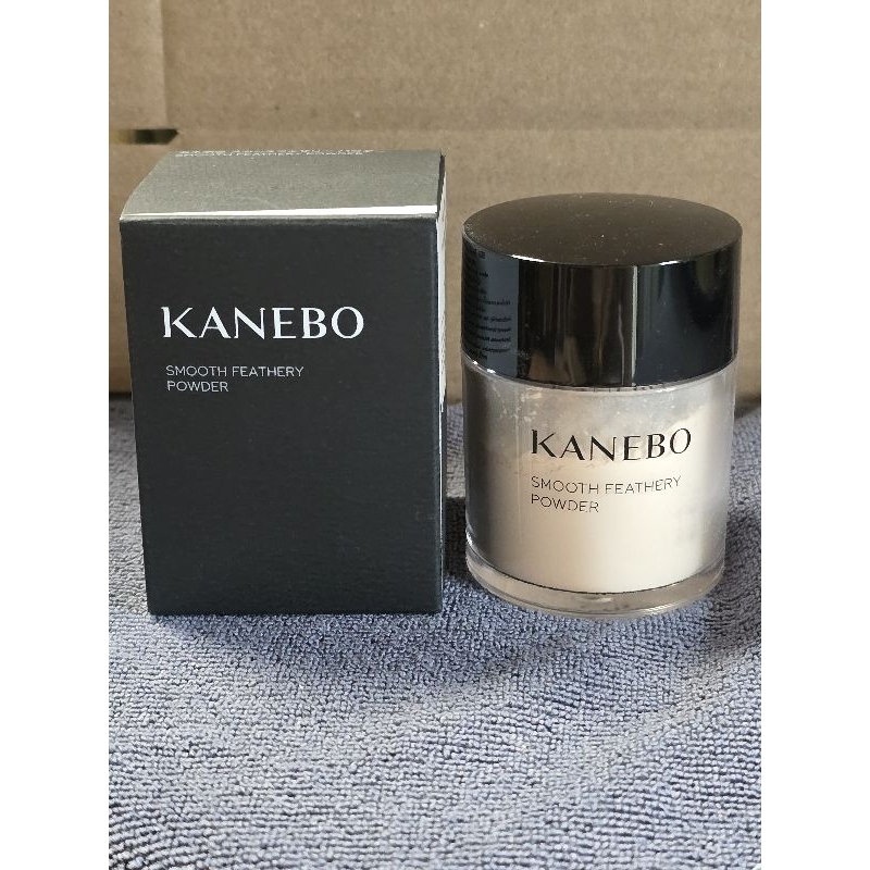แป้งฝุ่น Kanebo Smooth Feathery powder