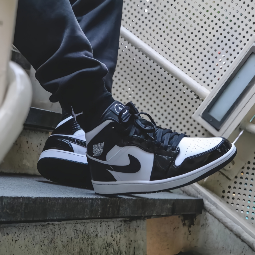 Nike Air Jordan 1 Mid se asw black and white Black and white style Running shoes sneakers ของแท้ 100 %