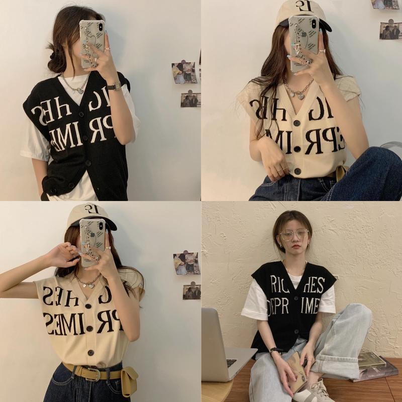 Vogue1 ~พร้อมส่ง~ "94112" เสื้อกั๊กไหมพรมคอวีกระดุม หน้าเปิดได้ ลายตัวอักษรผ้านิ่มใส่สบาย -C