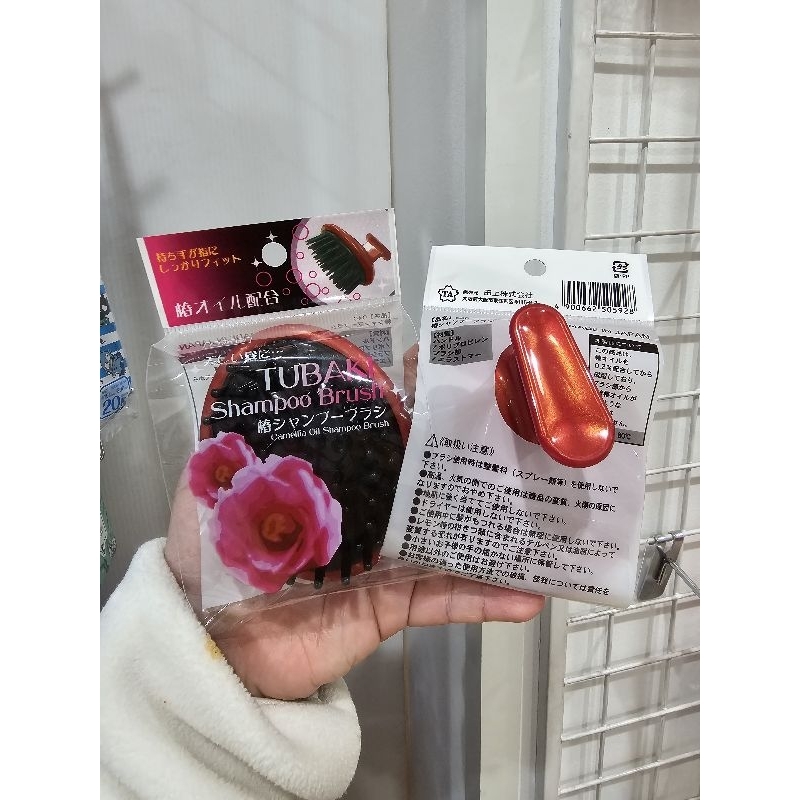 หิ้วจากญี่ปุ่น 
Tubaki shampoo brush camellia oil shampoo brush แปรงช่วยนวดหนังศรีษะขณะ สระผม