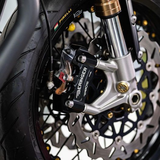 จานเบรคหน้า Galfer ใส่ Triumph LC