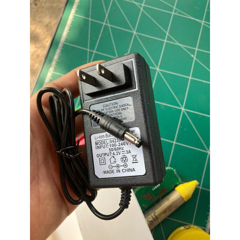 ที่ชาร์จ 4.2v 2a กระตุ้น0vได้และชาร์จเต็มตัดแถมทึ่หนีบ