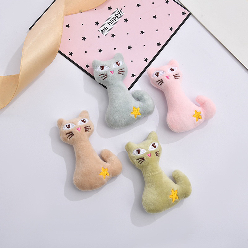((พร้อมส่ง)) เข็มกลัดตุ๊กตา แมว 4 สี