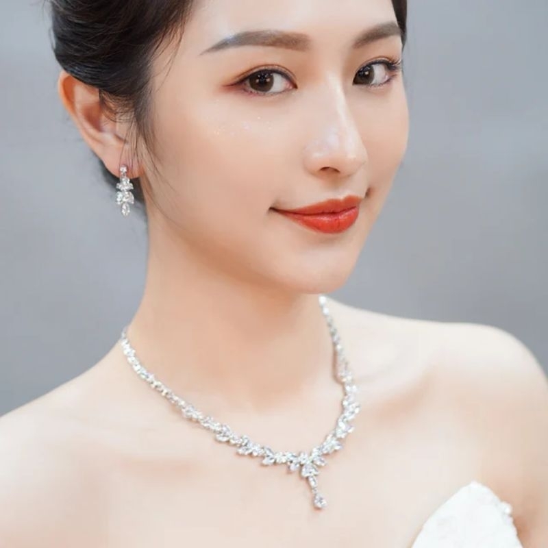 (พร้อมส่ง)เซ็ตสร้อยคอเพชรเจ้าสาว​ เพชร​ CZ พร้อมต่างหู​ แบบดอกไม้ห้อยจี้หยดน้ำ​ Pear Shape สไตล์​หวาน​ (No box)
