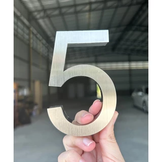 ตัวเลขสแตนเลสสีเงินแฮร์ไลน์ ฟอนต์บาง4 ตัวเลขบ้านเลขที่ขนาดสูง 10 , 15 , 20 , 25 cm. แถมกาวตะปูให้ฟรี!!