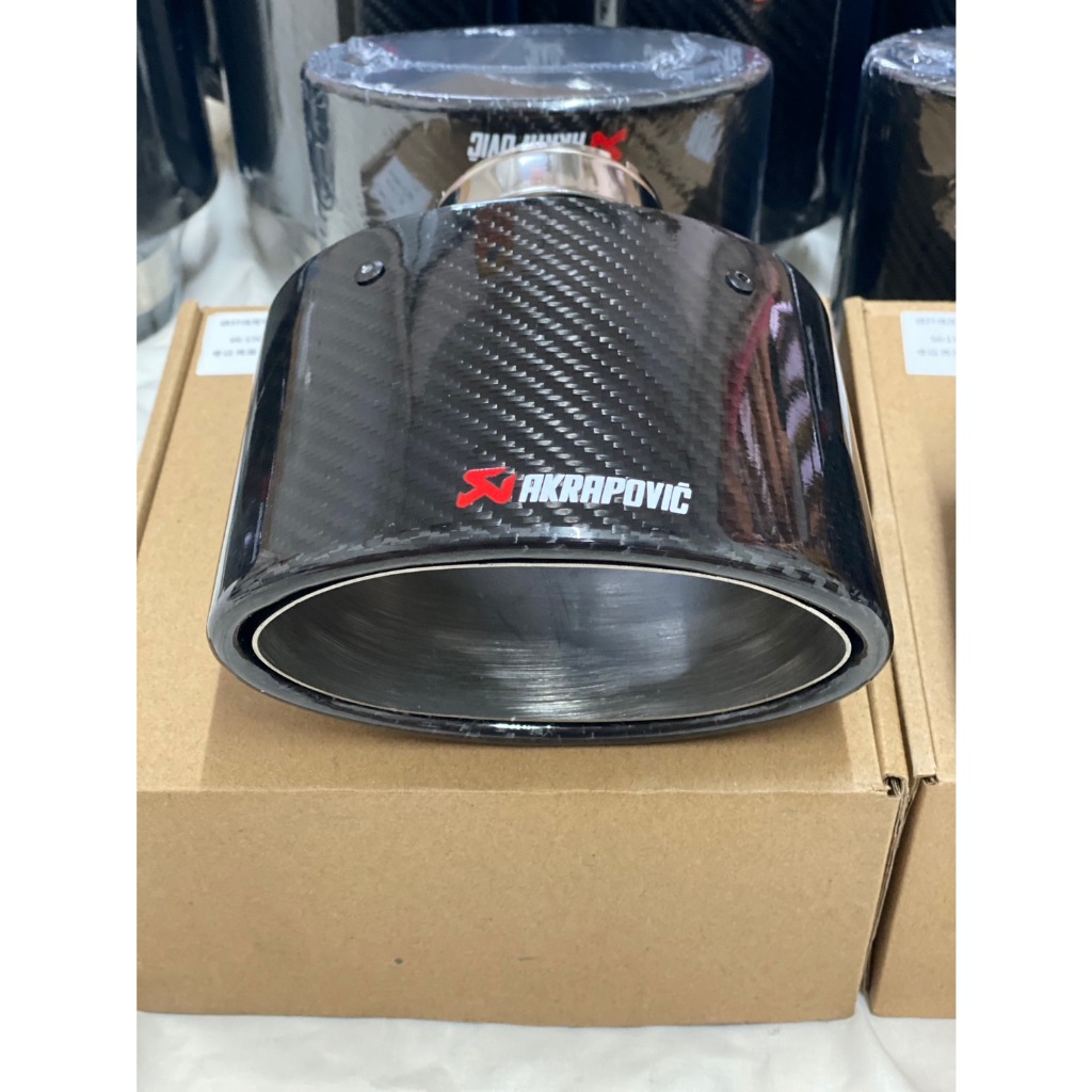 ปลายท่อทรงรีใหญ่ ปลายท่อAKRAPOVIC-ปลายเดียวคาร์บอนดำหัวเปิด ฝั่งเข้า 2.5นิ้ว ฝั่งกว้าง 6 นิ้วขนาดยาว7 นิ้ว (ราคาต่อชิ้น)