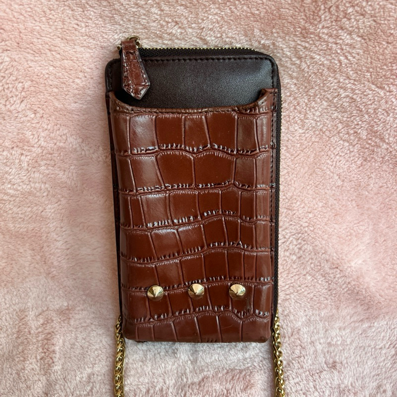 Finn Esker Phonebag แท้💯 มี 1 ช่องซิปใส่โทรศัพท์ได้ ช่องแรกใส่ IP13 pro แบบมีเคสได้ มีร่องรอยใช้งานทั่วไป สายยาวเดิม