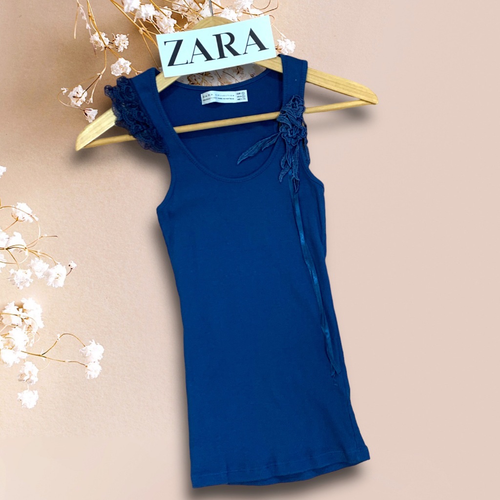 เสื้อแขนกุด ZARA แท้จากอเมริกา ไซส์ XS / S แต่งดอกไม้ปักเก๋ๆ แขนระบายลูกไม้สวยๆ สภาพดี สวยเก๋มากค่ะ -L6-