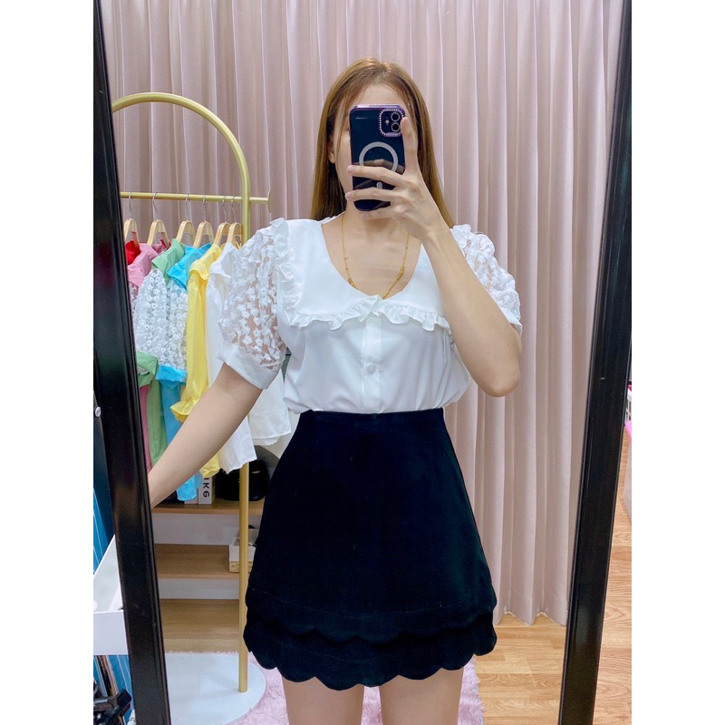 เสื้อคอบัวระบาย แต่งแขนลูกไม้ผ้าพื้นไหมอิตาลี