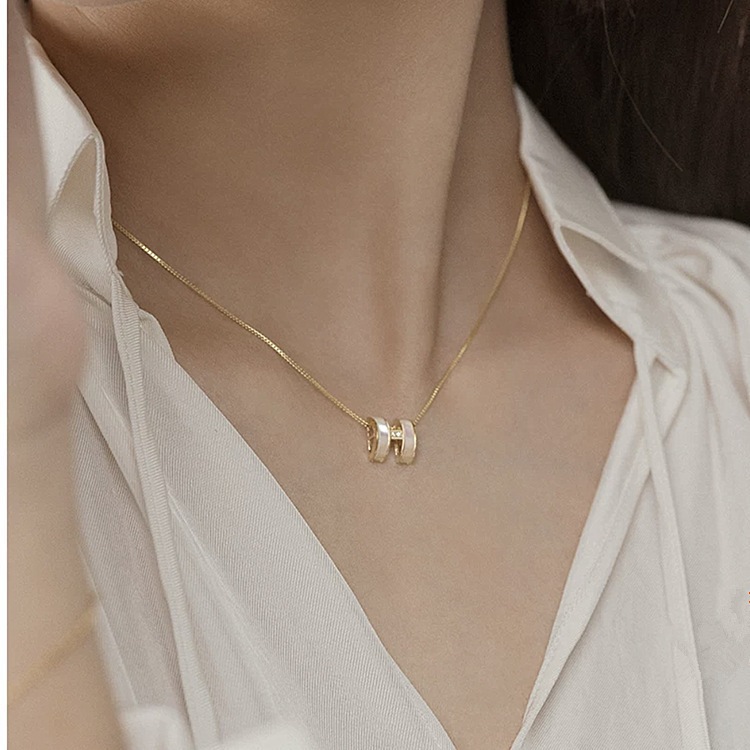 【จัดส่งจากกรุงเทพ】H สร้อยคอผู้หญิงสไตล์ร้อนหรูหรา niche อารมณ์ high-end สีไม่ซีดจาง clavicle CHAIN ​​อุปกรณ์เสริม