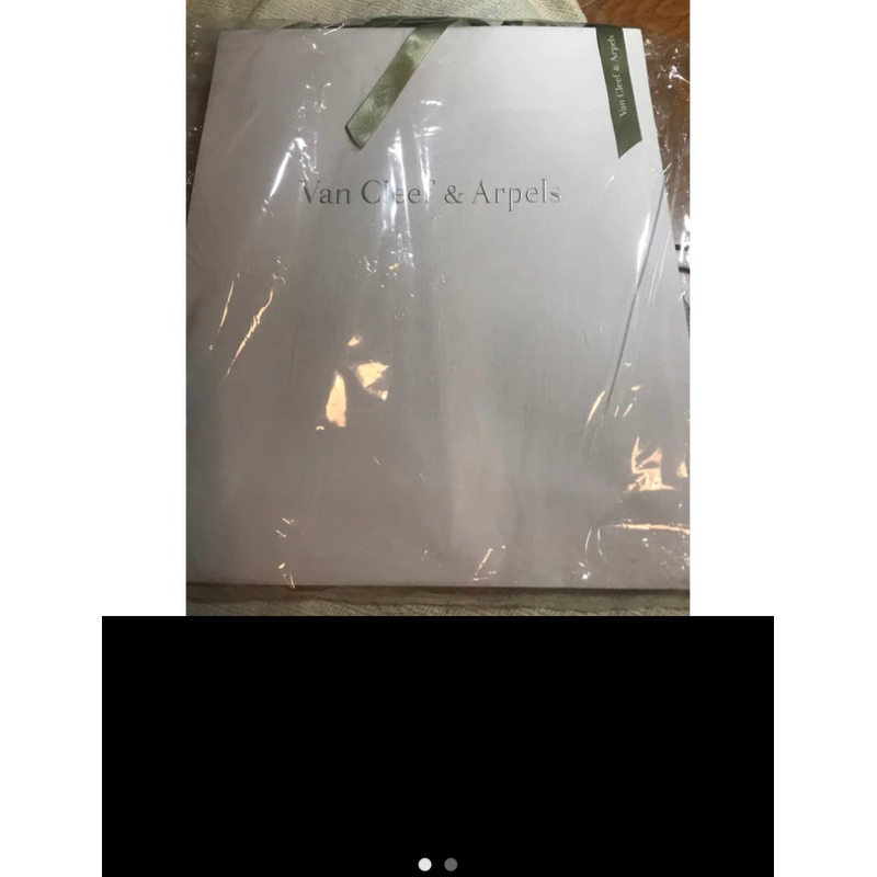 Van cleef & arpels sz 12x12”แท้100%ได้จากช้อปพร้อมริบบิ้นผูกถุงคะ