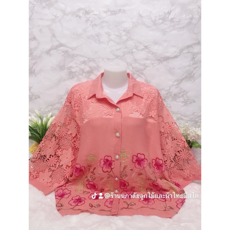 เสื้อลินินคอปกเชิ้ตสำหรับสาวอวบสวยมากรุ่นนี้แม่ผ้าเนื้อนิ่มใส่สบายแต่งแขนลูกไม้งานปักปักกระดุมแกะได้ด้านหลังเรียบ
