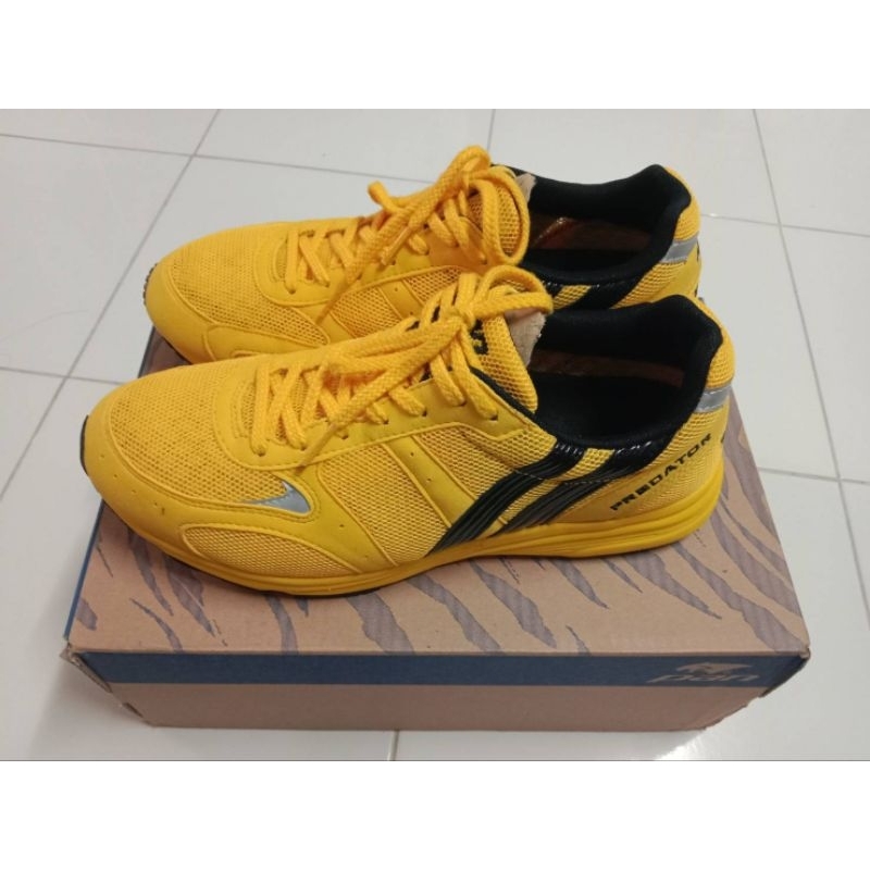 รองเท้าวิ่งมือสอง รองเท้าpan predatorมือสองไซส์eur42