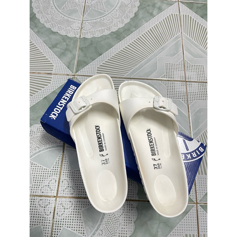 รองเท้าแตะ bikenstock ไซส์37 (24cm) สีขาวตำหนิตามภาพ