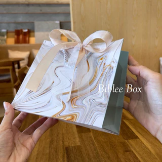 ꒰1ใบ꒱ถุงกระดาษ ลายหินอ่อนเป็นคลื่นๆด้านข้างสีฟ้าครามอ่อน ริบบิ้นทูโทน สีทอง(อ่อน/เข้ม)-แก้ว