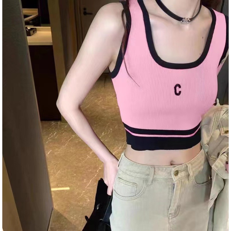 ผู้หญิงถักเสื้อแขนกุดขนาดเฉลี่ยดูผอม