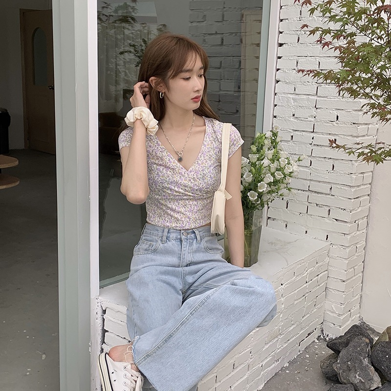 Lisa🌈พร้อมส่ง🦄เสื้อยืด  เสื้อยืดแขนสั้นคอวีลายดอกไม้สไตล์สาว Spice girl ท็อปสั้นสุดเซ็กซี่